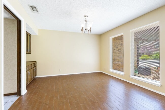 Photo - Charming Home Awaits: Spacious & Modern Living in a Prime Location