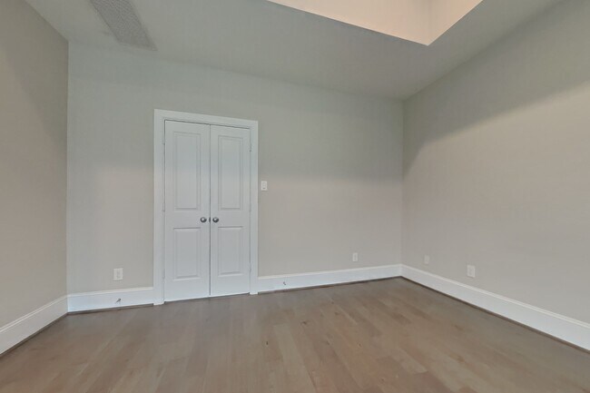 Photo - 5417 Larkin St