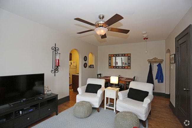 Junior 1BR, 1BA - Living Room - 304 W Touhy Ave