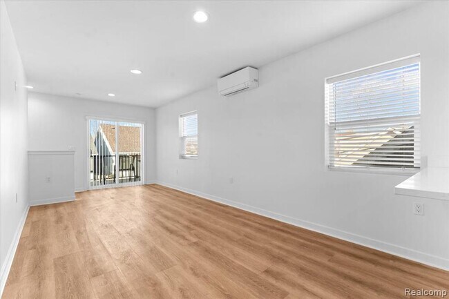 Photo - 1440 Lakepointe St