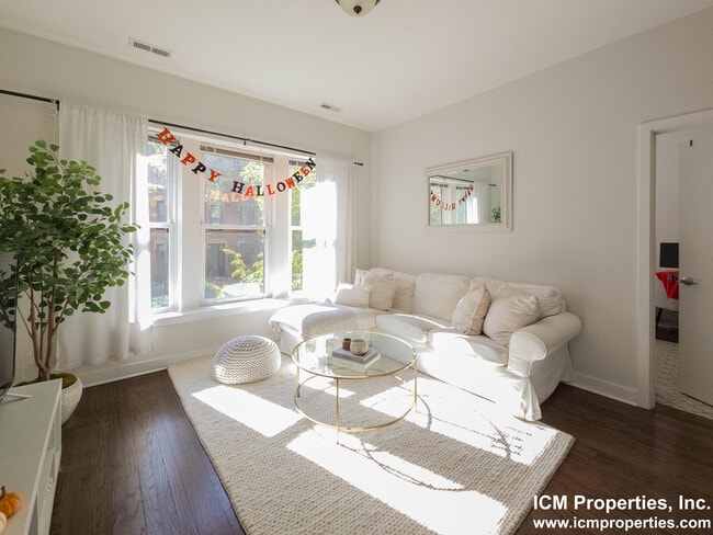 Building Photo - 1930 N Lincoln Ave Unit 1900-103