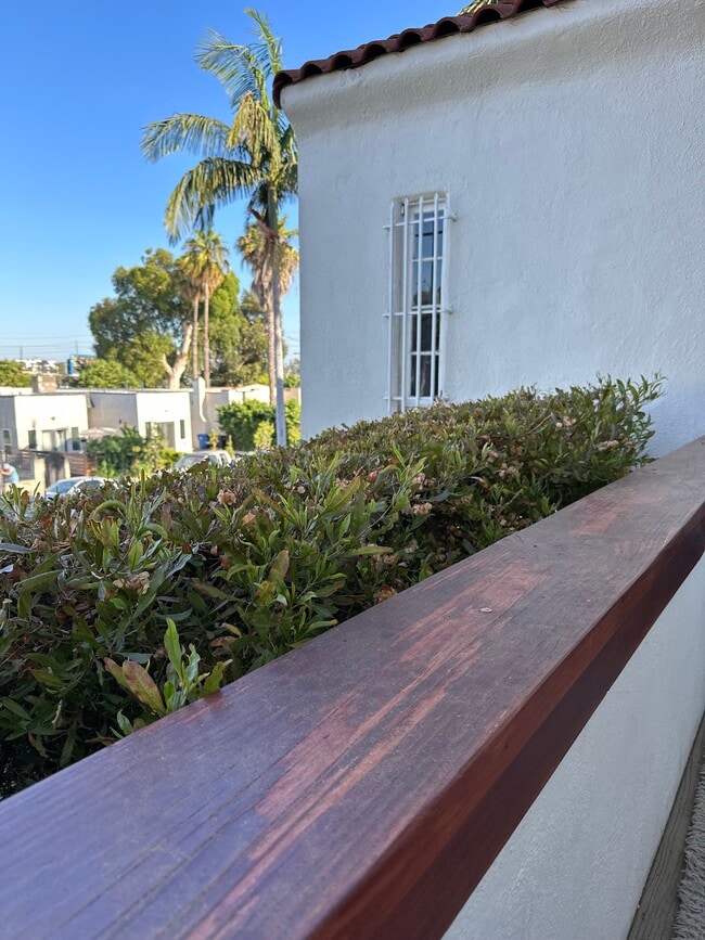 Las puertas francesas se abren al balcón. - 1339 S Mansfield Ave