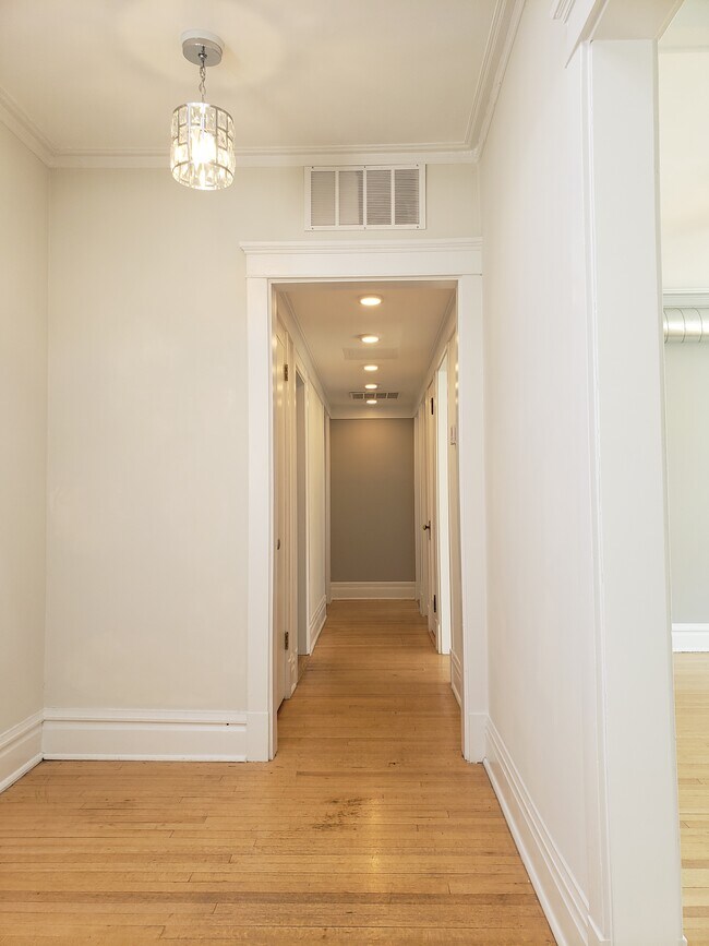 Main Foyer - 5301 N Clark St Unit 2 Rear