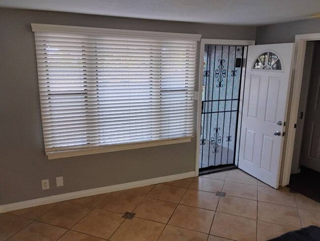 Photo - 664 W 3rd St Unidad a