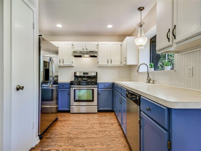 Photo - 108 W Spring Dr