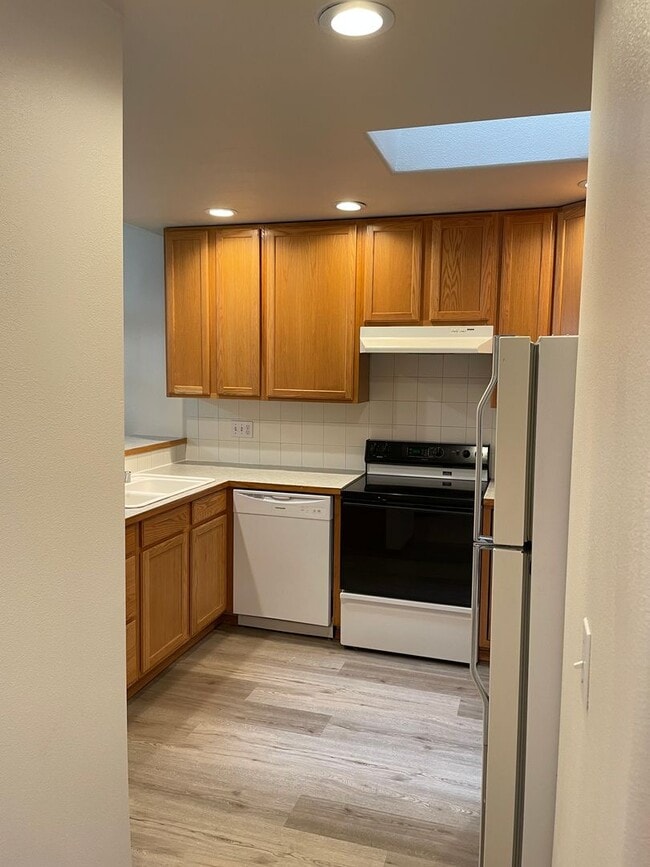 Building Photo - Spacious 3 bedroom 2 bathroom unit in Lake... Rental