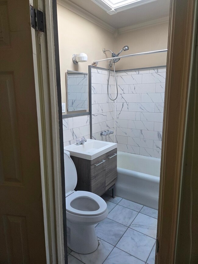 Building Photo - 1393 Troy Ave Unit pacious 2 Bedroom • Top Floor • Quiet Block