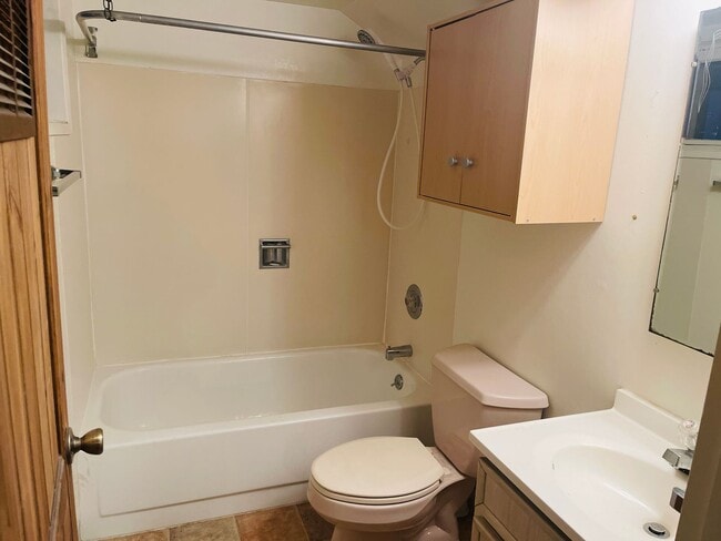 Photo - 2 Bedroom 1 Bath w/ Off Street Parking & Laundry Unit 2