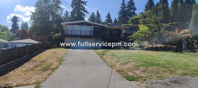 Building Photo - Exceptional 3 BD 2 BA home! Garage! Private Balcony!