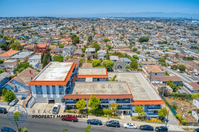Building Photo - 740 W. 24th St. Rental