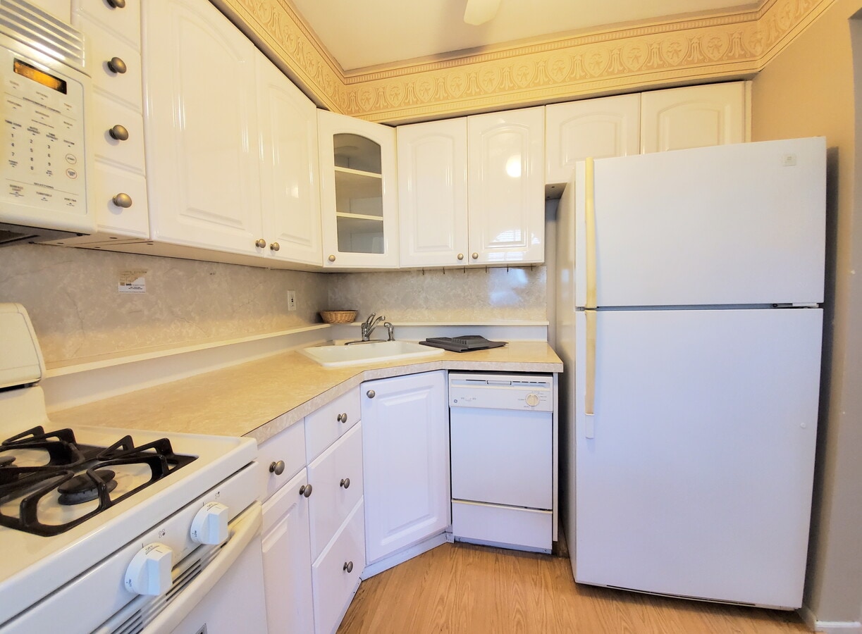 Kitchen - 520 Cliffwood Ave Unit E-1
