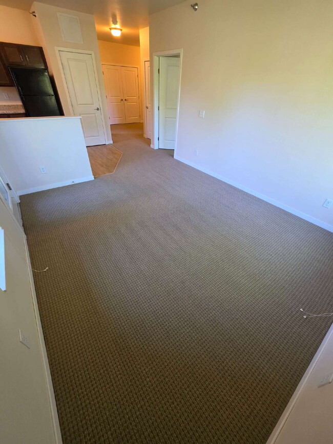 2 Bedroom | 1 Bathroom 2nd Floor Apartment Available OCTOBER 1ST!