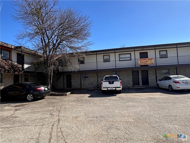 Building Photo - 1706 N Interstate 35 Unit 6 Rental