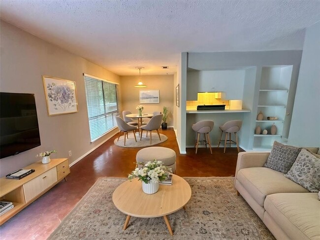 Building Photo - 500 E Riverside Dr Unit 211