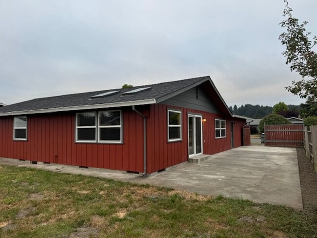 Building Photo - ZELIA! Arcata 3/2, 2 car garage, south facing patio