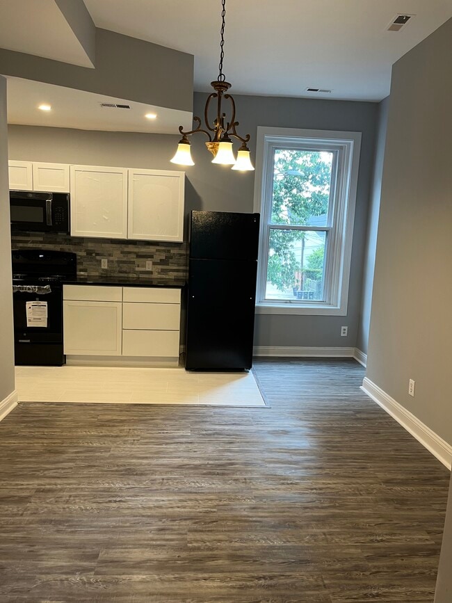 Photo - 1006 F St NE Unidad 1006 F ST NE 2 Level Home