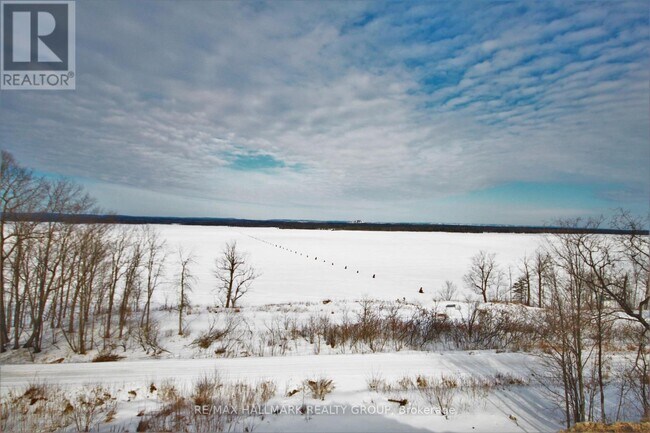 Photo - 768 Usborne St