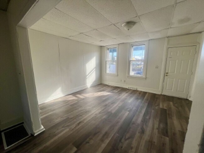 Photo - AVAILABLE FOR SHOWING!!! 4BR / 1BA.