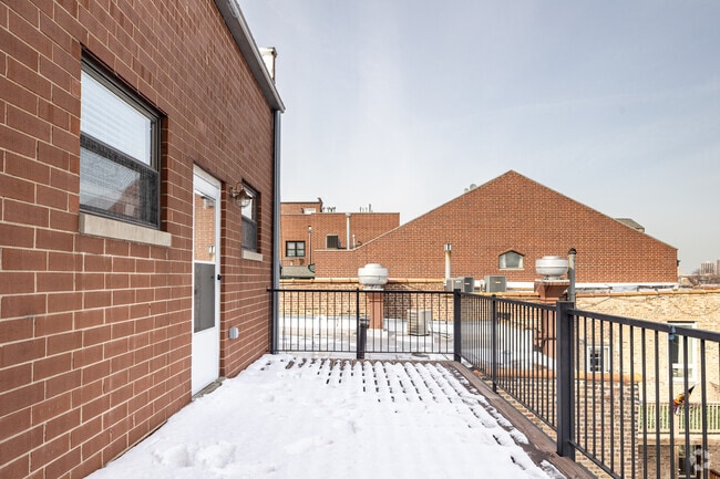 3BR, 2BA - 1,400SF - Balcony