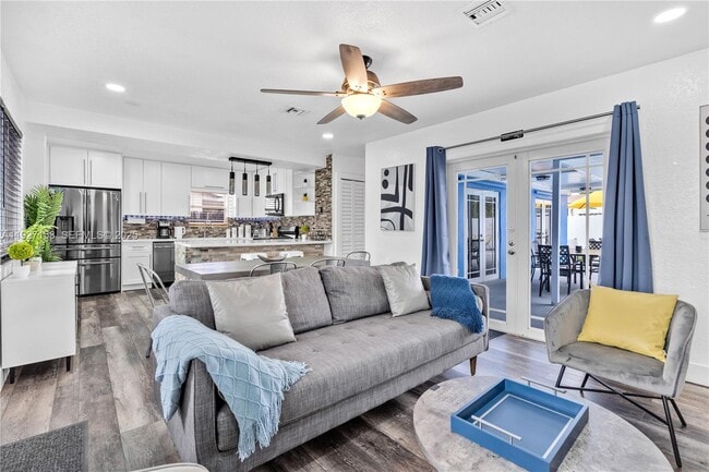 Photo - 7831 Hope St