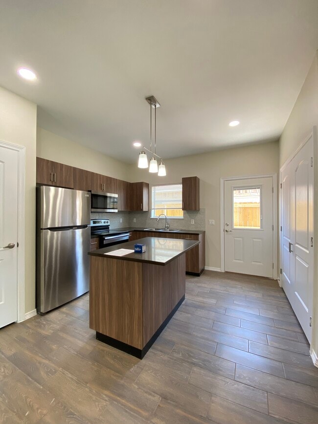 1806 W Broome St Unit 2