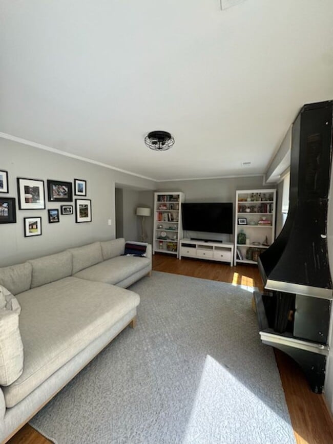 Photo - 204 Huntington Ln