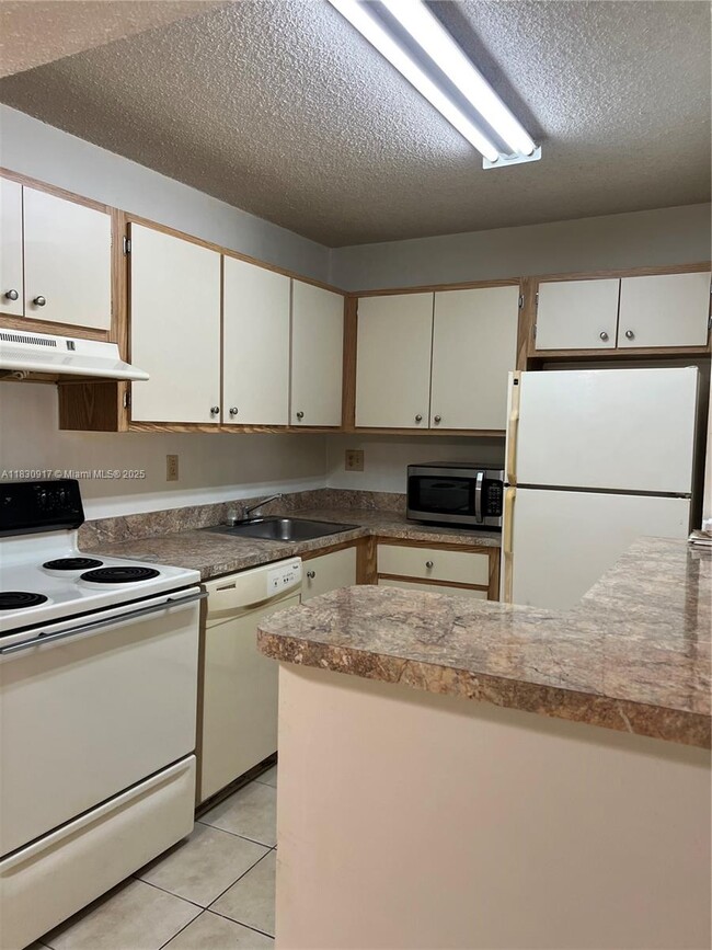 Building Photo - 7180 NW 179th St Unit 109