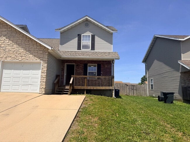 Building Photo - Duplex with a Fenced in Backyard!
