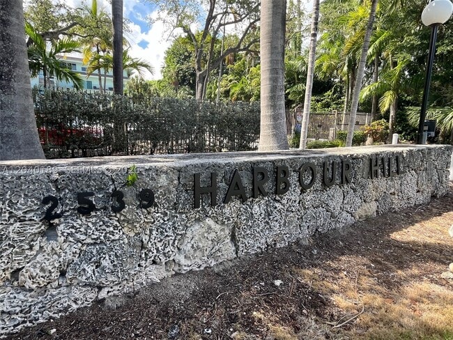 Building Photo - 2539 S Bayshore Dr Unit 320A