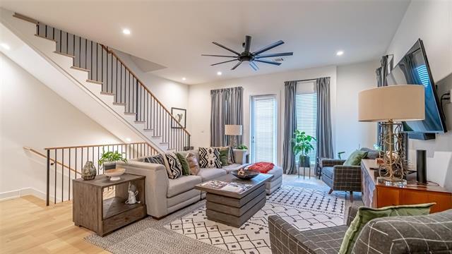 Photo - 694 W Main St