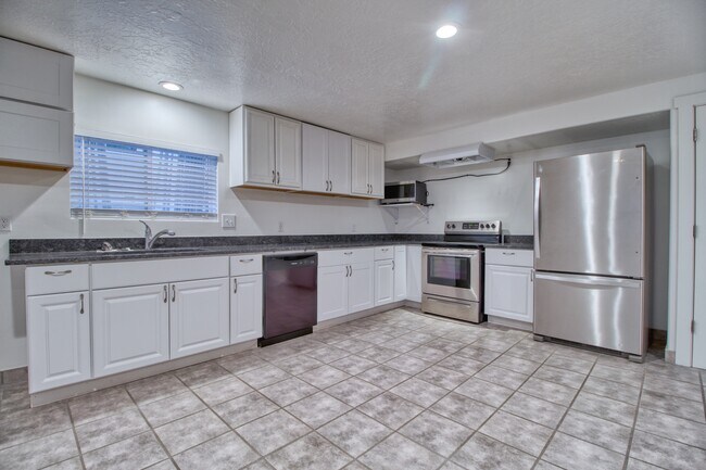 Photo - 2301 E Maple Dr