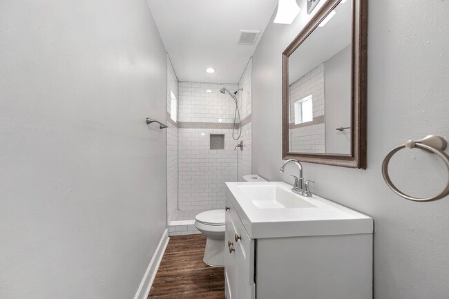Photo - 611 N Pruett St