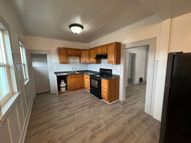 Photo - 114 7th St S