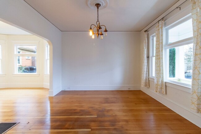 Photo - Stunning 3 Bedroom House with Great Kitchen, Washer/Dryer, and More!