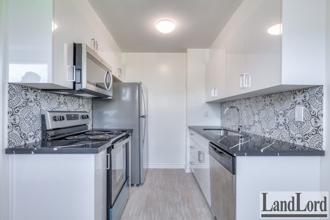 Building Photo - 2830 Midland Ave Unit TH1