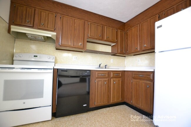 Building Photo - 2 General Greene Ave Unit 3