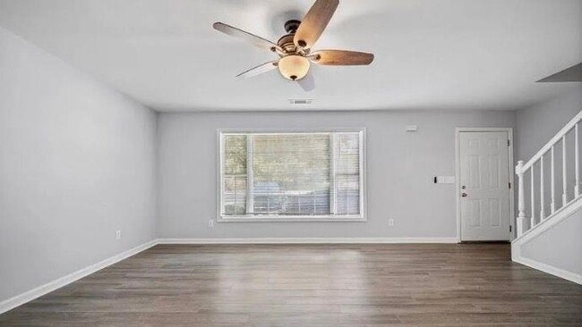 Photo - 558 Manning Rd SW