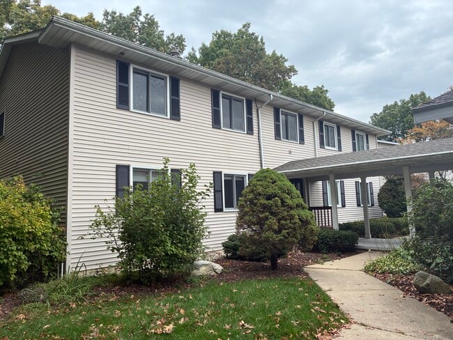 Building Photo - 6495 Bella Vista Dr NE