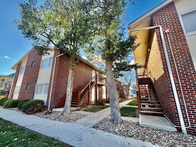 Building Photo - Charlotte Square - 3330-3368 Charlotte St. Unit 3344