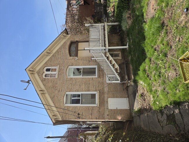 Building Photo - 1650 N Oakley Ave