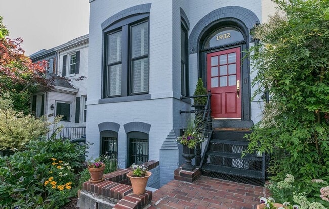 Building Photo - Spacious & Charming Victorian Row House in Burleith-Moments from Georgetown!