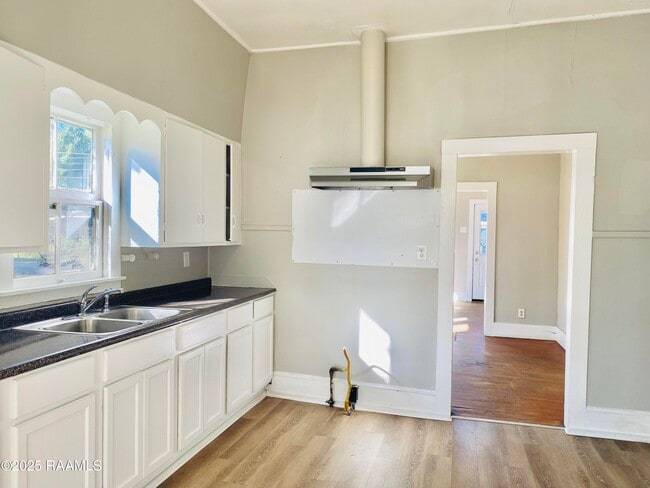 Photo - 137 S St Antoine St