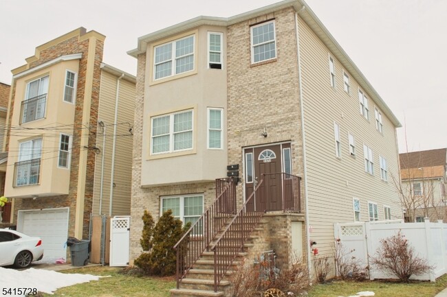 Building Photo - 1171 Chestnut St