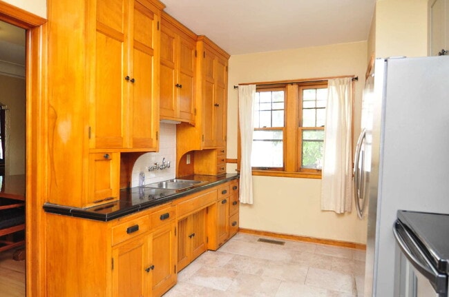 Photo - Spacious 3-Bed Duplex with Garage and 2 bathrooms in Minneapolis! Unidad A