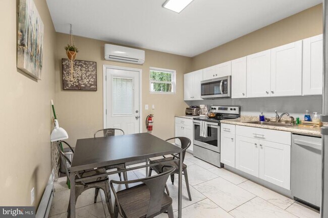 Photo - 2624 Jasper St