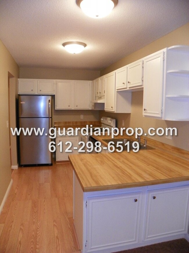 Photo - Woodbury Side by Side Available October 1, Family Room, Large Deck, Attached Garage