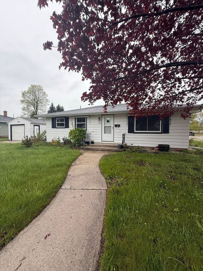 3 Bedroom Single Family - 3 Bedroom Single Family House
