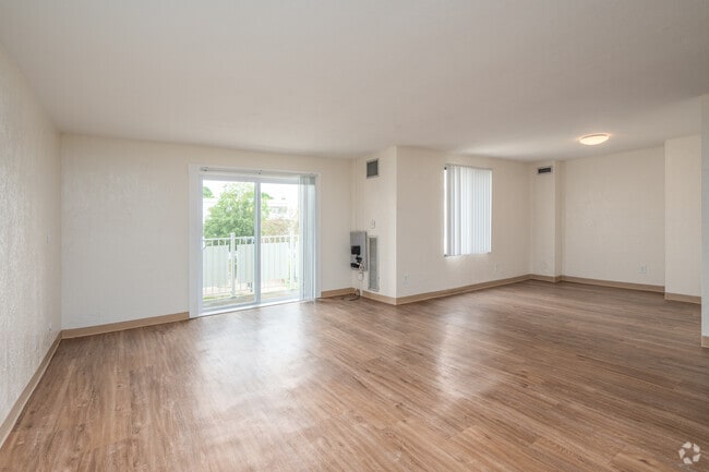 2BR, 1BA - 1170SF - Living room