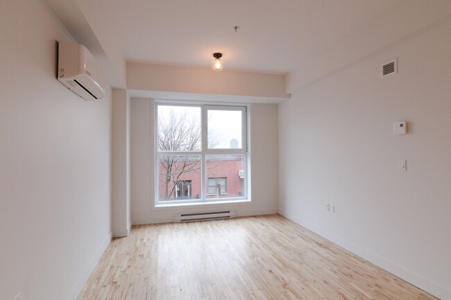 Photo - 4350 Av. de l'Hôtel-de-Ville Unit 301