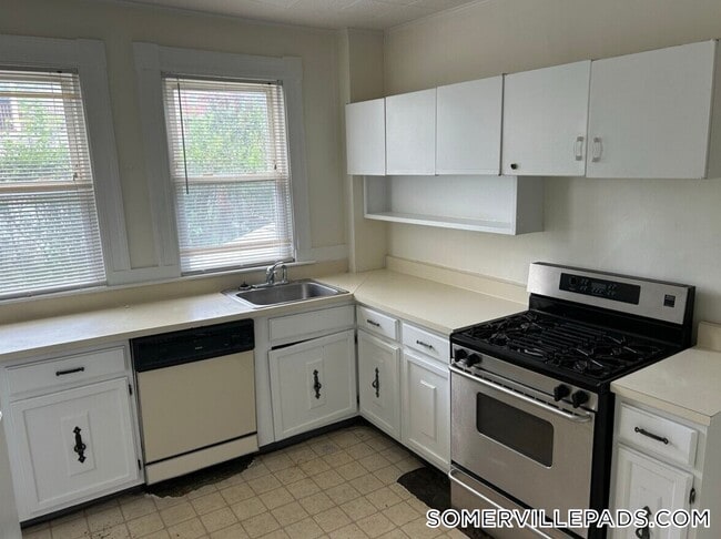 Building Photo - 27R Albion St Rental